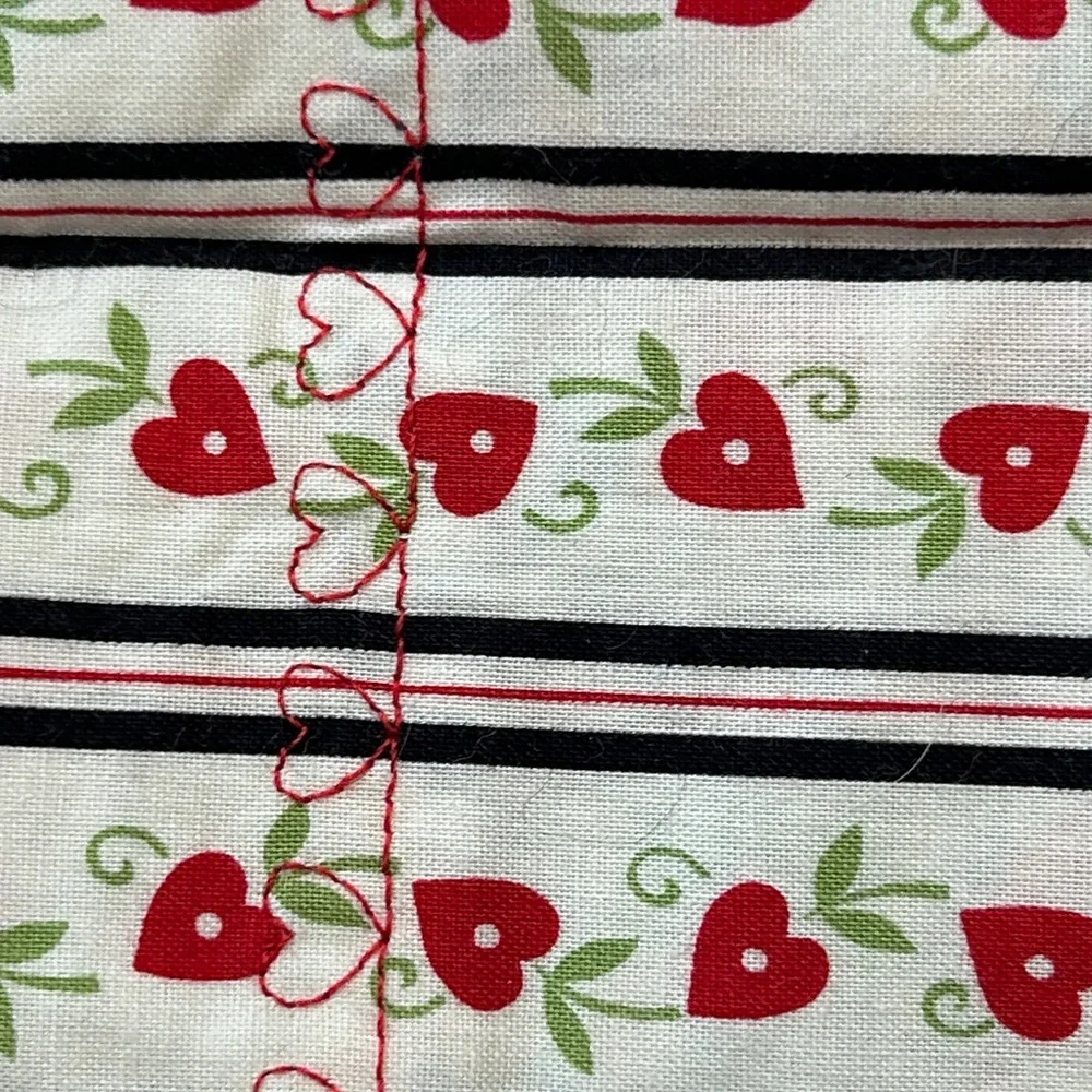 Valentines Day‎ quilted table runner with a vintage-style motif  hearts, gingham